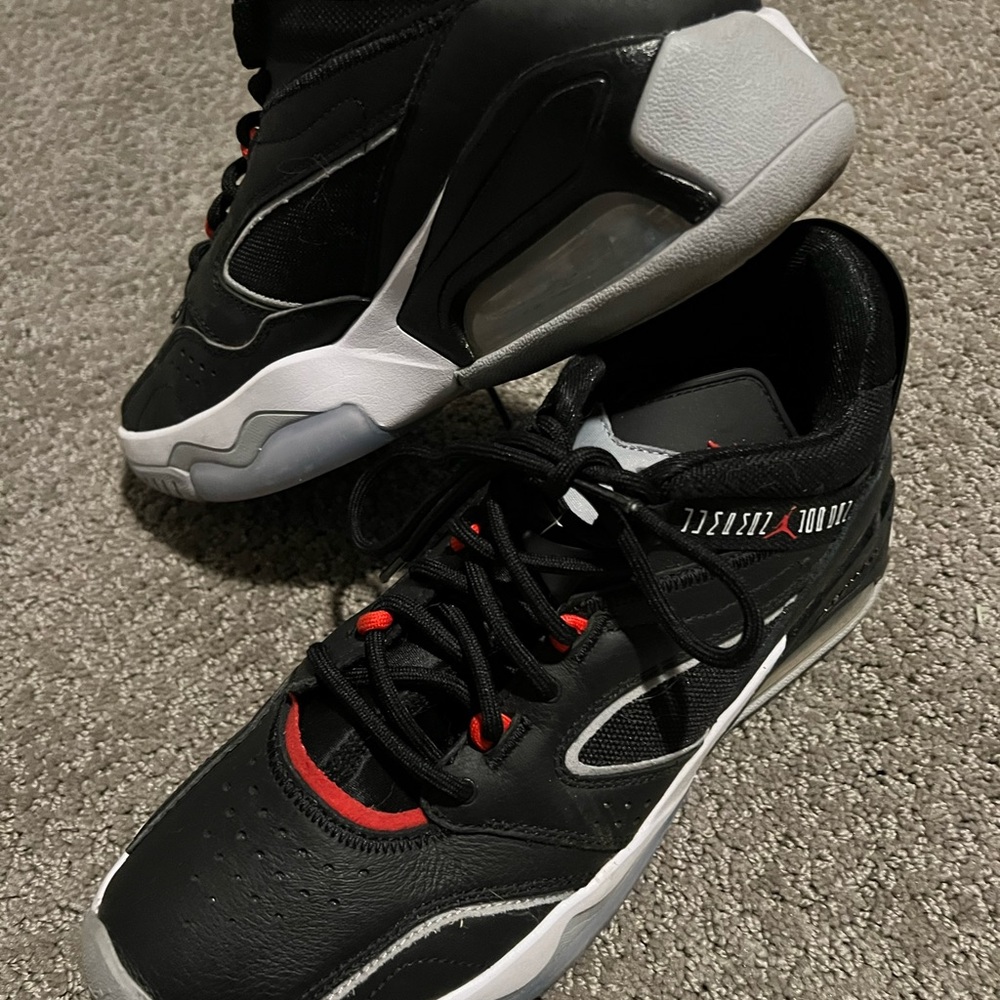 Mens Jordan’s size 8.5. Like new